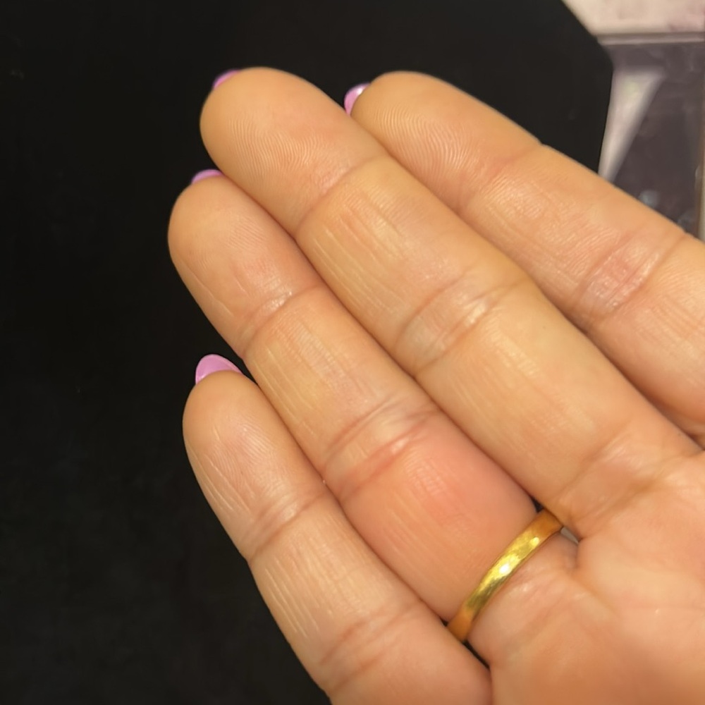 Elegant Gold Ring with side accents-size 6 - Picture 4 of 12